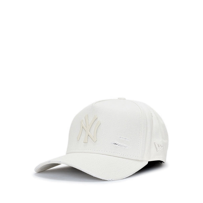 9FORTY A-Frame Damage Matt Badge New York Yankees Unisex Caps - Chrome White