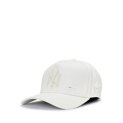9FORTY A-Frame Damage Matt Badge New York Yankees Unisex Caps - Chrome White