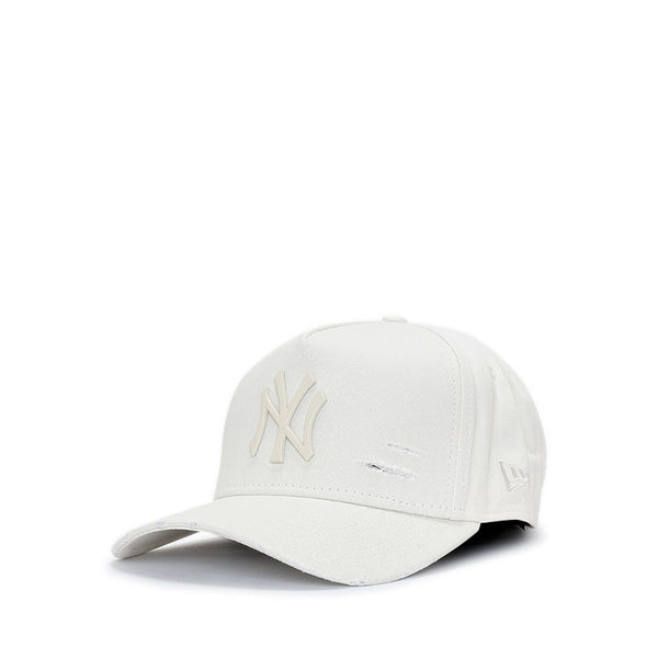 9FORTY A-Frame Damage Matt Badge New York Yankees Unisex Caps - Chrome White