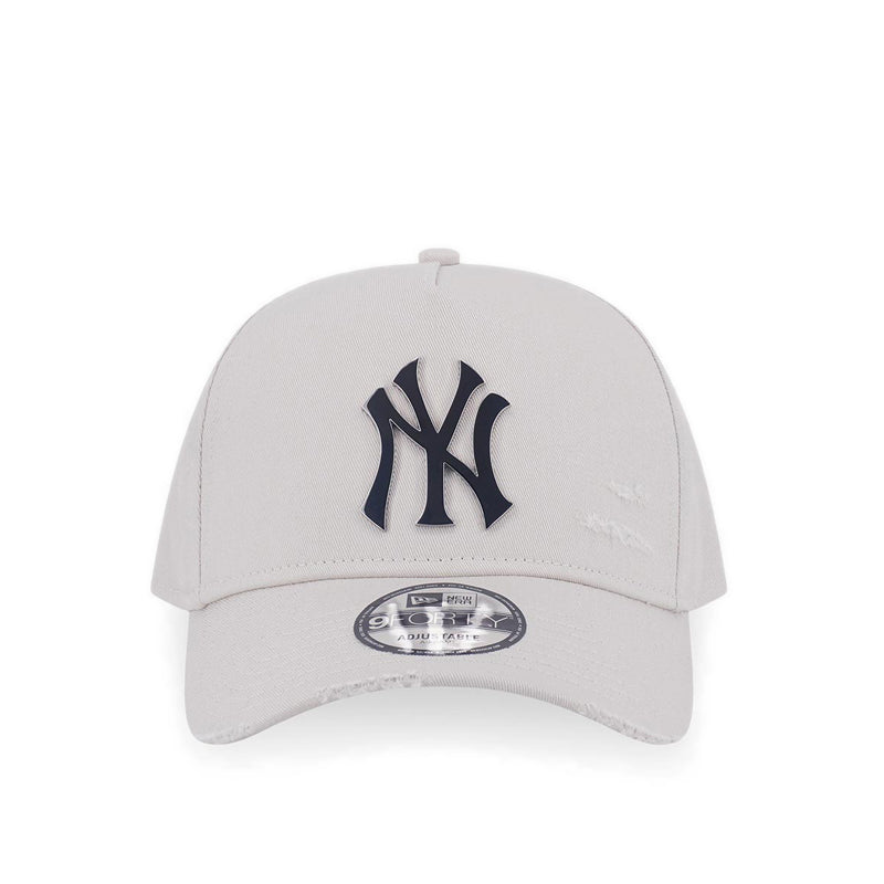 9Fortyaf Damage Metal Badge New York Yankees Men's Caps - Ivory