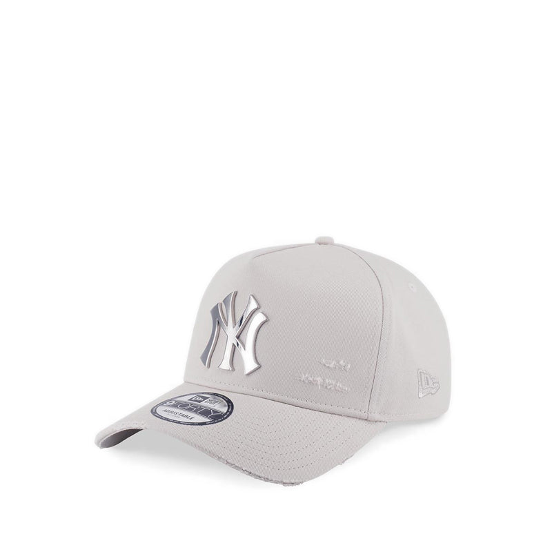 9Fortyaf Damage Metal Badge New York Yankees Men's Caps - Ivory